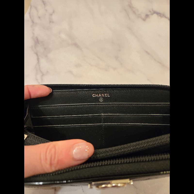 Chanel Boy香奈兒經典款銀扣漆皮拉鍊長夾-3