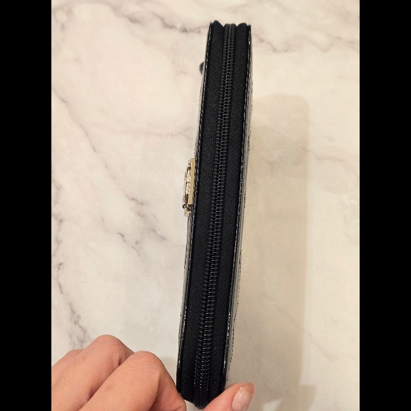 Chanel Boy香奈兒經典款銀扣漆皮拉鍊長夾-6