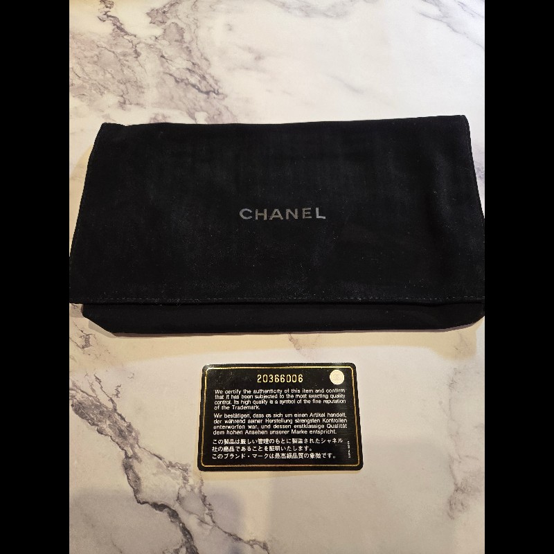 Chanel Boy香奈兒經典款銀扣漆皮拉鍊長夾-10
