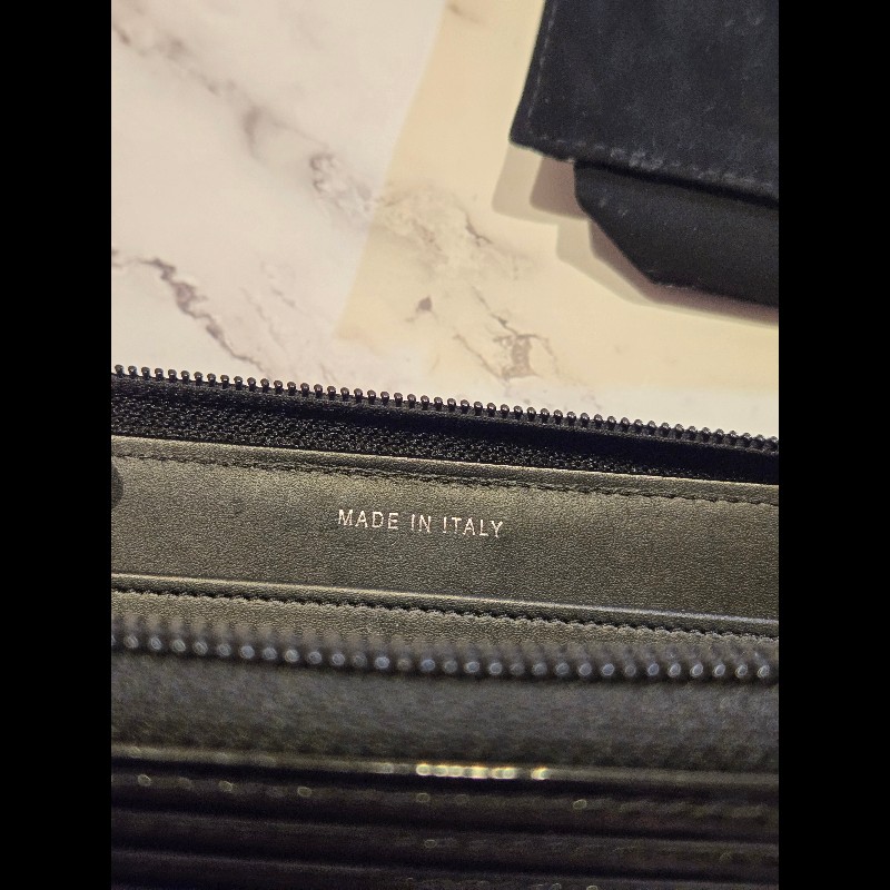 Chanel Boy香奈兒經典款銀扣漆皮拉鍊長夾-11