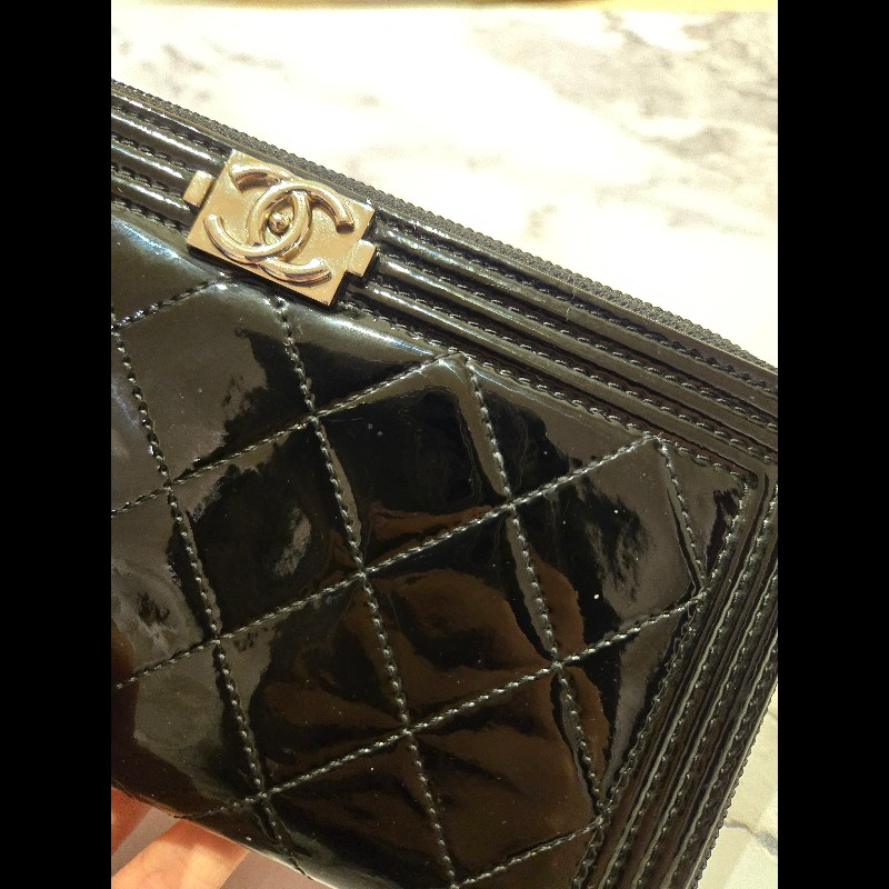 Chanel Boy香奈兒經典款銀扣漆皮拉鍊長夾-14
