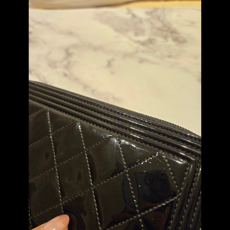 Chanel Boy香奈兒經典款銀扣漆皮拉鍊長夾-12