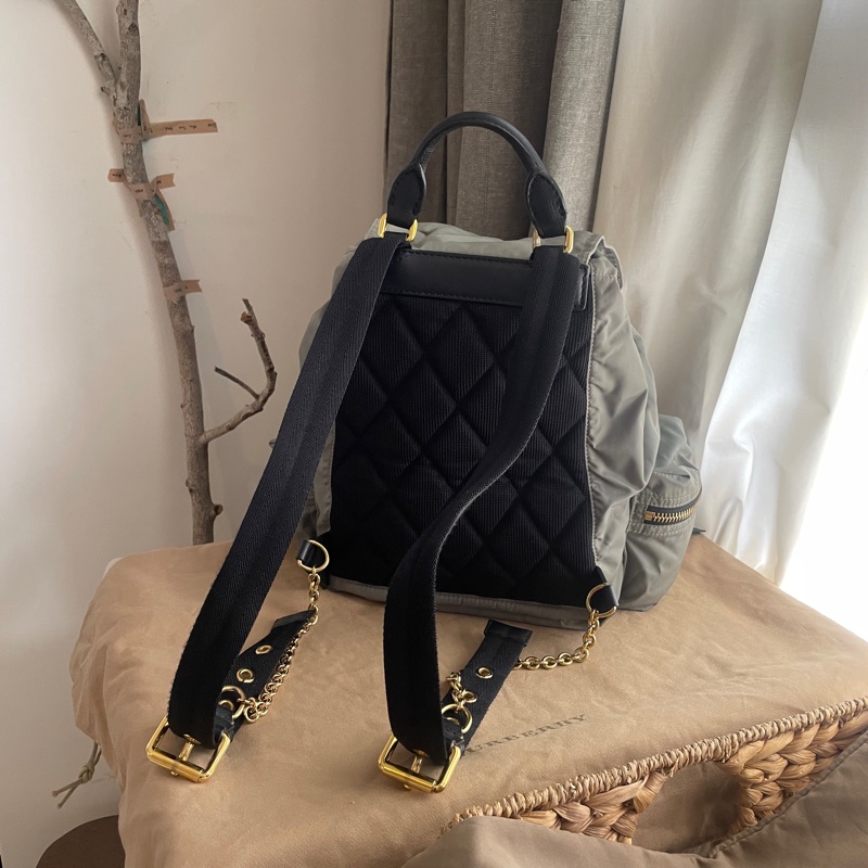 Burberry帆布尼龍後背包🎒 肩背包/後背包/旅行包/過夜包/水桶包/束口包 🎒側背/手提🎒正品🎒很新🆕🎒男女皆適-10