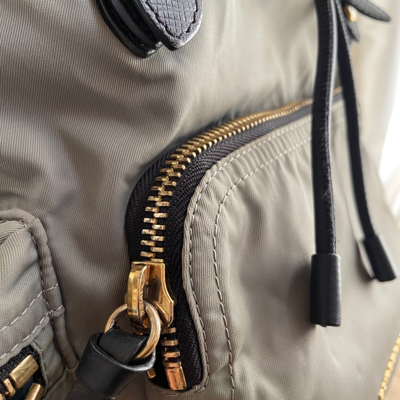 Burberry帆布尼龍後背包🎒 肩背包/後背包/旅行包/過夜包/水桶包/束口包 🎒側背/手提🎒正品🎒很新🆕🎒男女皆適-19