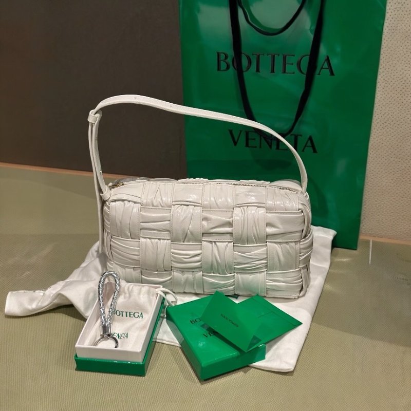 🎊新年特賣🧧Bottega Veneta 717090 Brick 皺褶枕頭包 白色-1