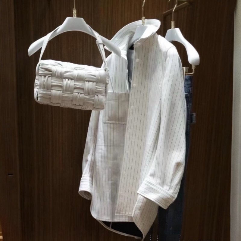 🎊新年特賣🧧Bottega Veneta 717090 Brick 皺褶枕頭包 白色-3