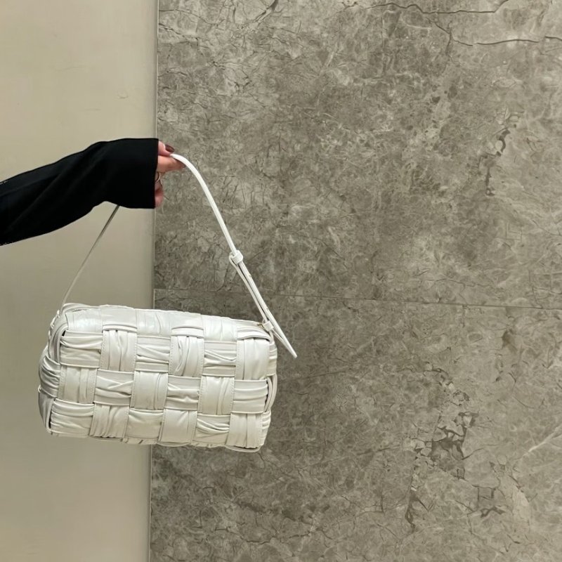 🎊新年特賣🧧Bottega Veneta 717090 Brick 皺褶枕頭包 白色-4