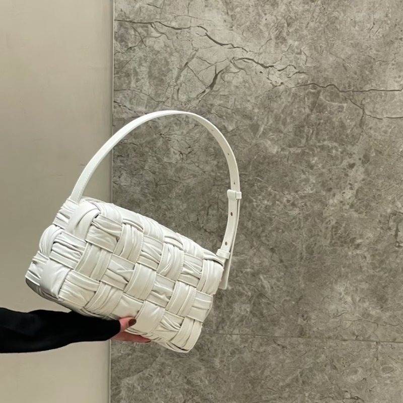 🎊新年特賣🧧Bottega Veneta 717090 Brick 皺褶枕頭包 白色-6