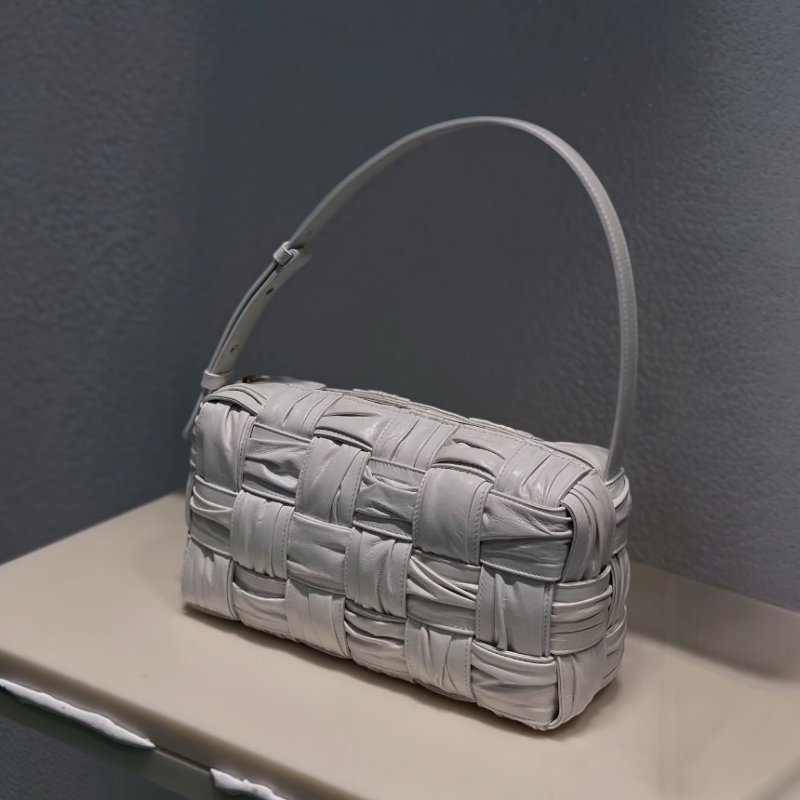 🎊新年特賣🧧Bottega Veneta 717090 Brick 皺褶枕頭包 白色-7