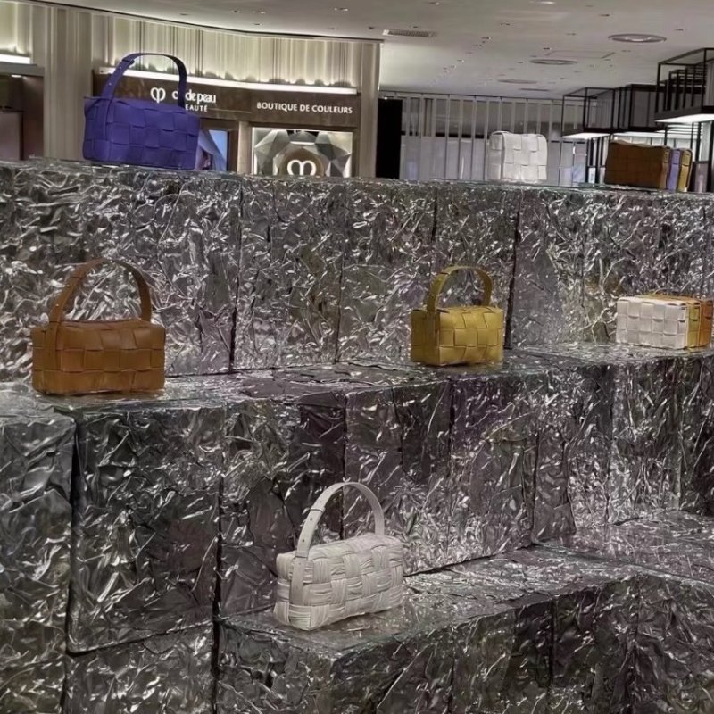 🎊新年特賣🧧Bottega Veneta 717090 Brick 皺褶枕頭包 白色-8