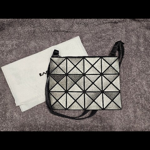ISSEY MIYAKE 三宅一生 BAOBAO 亮面方格3x4斜背包 銀灰色