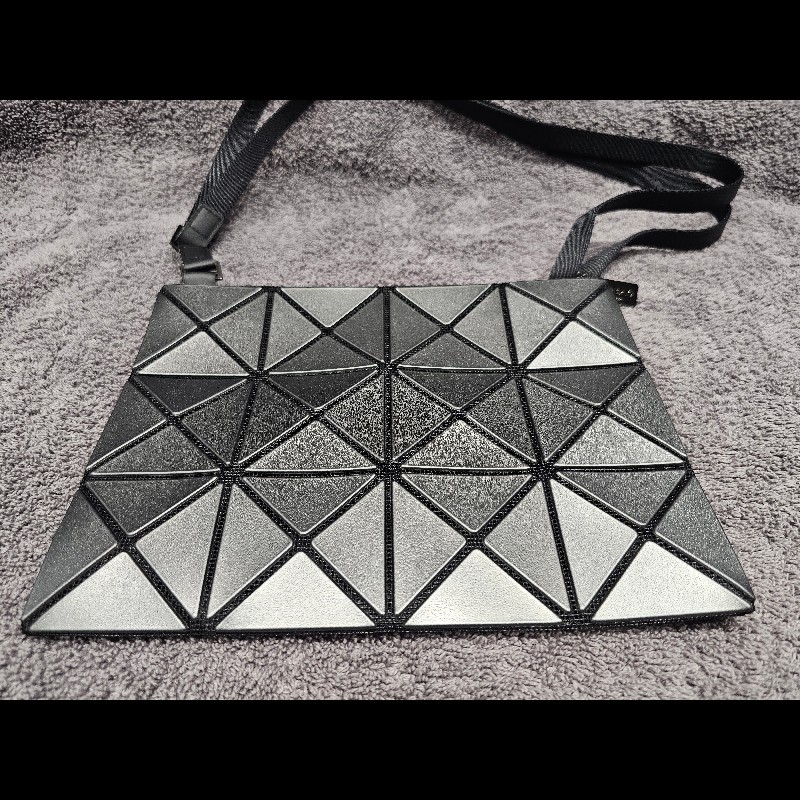 ISSEY MIYAKE 三宅一生 BAOBAO 亮面方格3x4斜背包 銀灰色-4