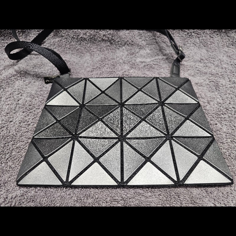 ISSEY MIYAKE 三宅一生 BAOBAO 亮面方格3x4斜背包 銀灰色-6