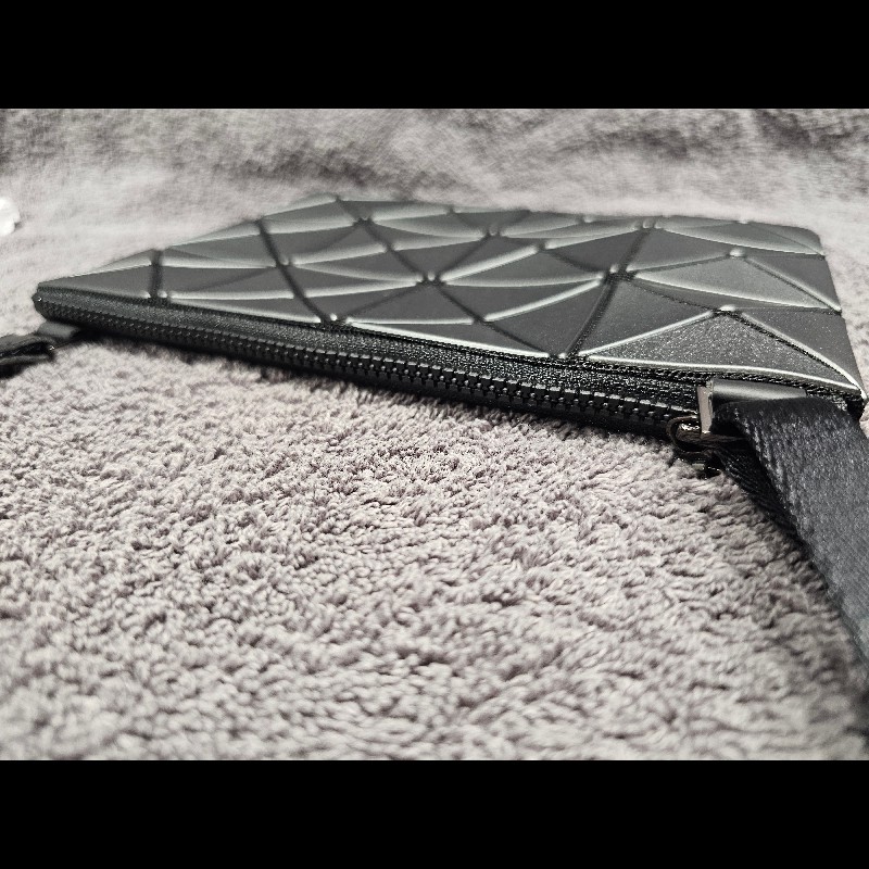 ISSEY MIYAKE 三宅一生 BAOBAO 亮面方格3x4斜背包 銀灰色-8