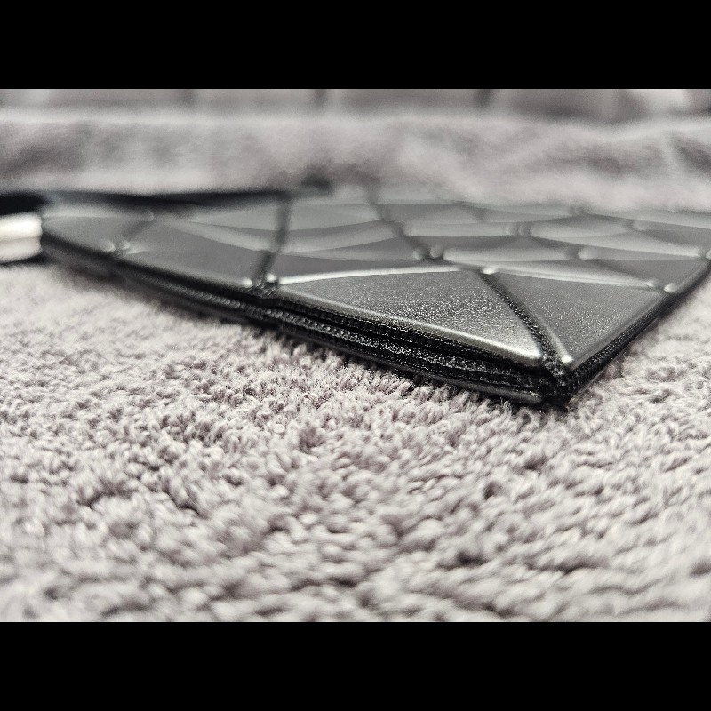 ISSEY MIYAKE 三宅一生 BAOBAO 亮面方格3x4斜背包 銀灰色-9