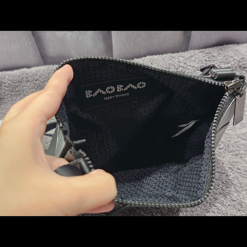 ISSEY MIYAKE 三宅一生 BAOBAO 亮面方格3x4斜背包 銀灰色-10