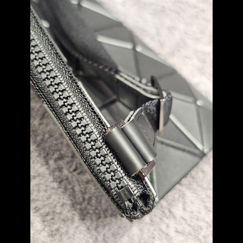 ISSEY MIYAKE 三宅一生 BAOBAO 亮面方格3x4斜背包 銀灰色-11