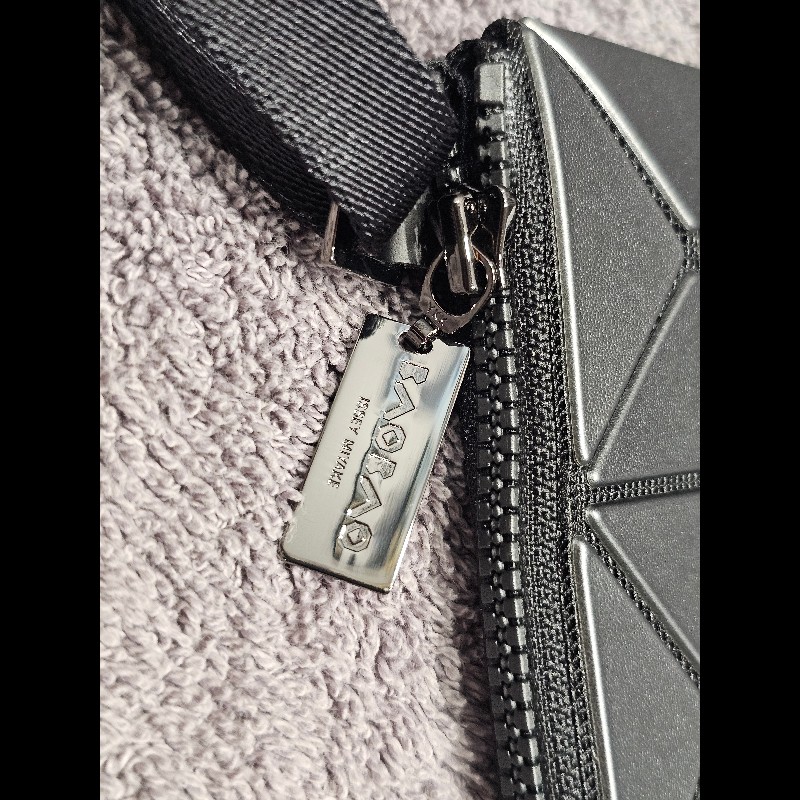 ISSEY MIYAKE 三宅一生 BAOBAO 亮面方格3x4斜背包 銀灰色-13