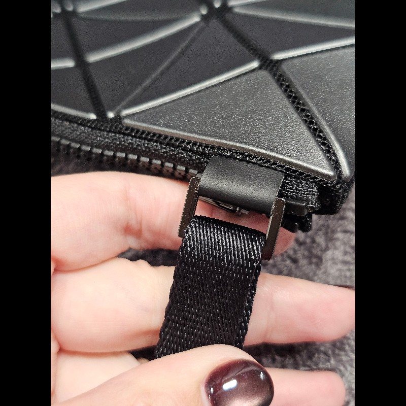 ISSEY MIYAKE 三宅一生 BAOBAO 亮面方格3x4斜背包 銀灰色-15