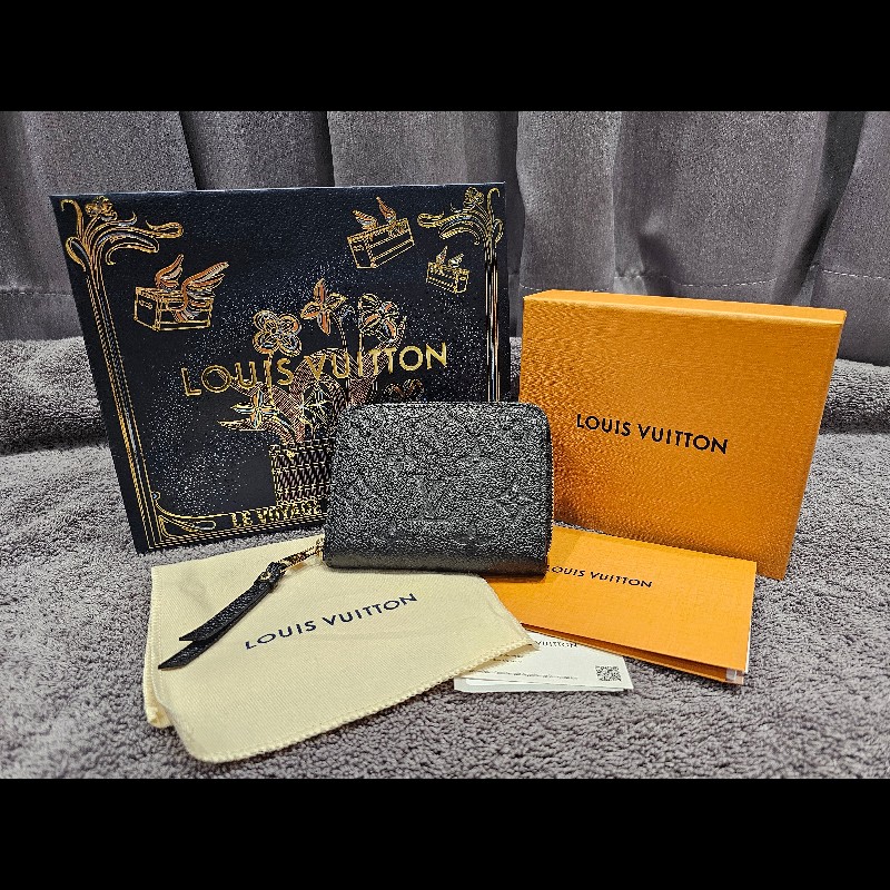 Louis Vuitton M60574 牛皮壓紋ㄇ字拉鍊信用卡零錢包.黑-0
