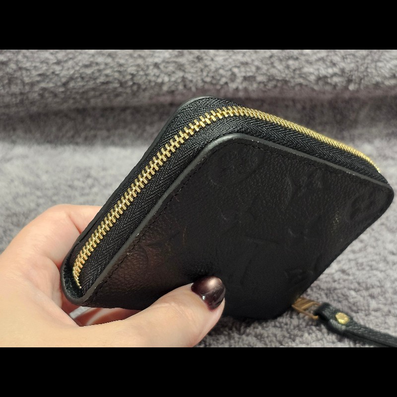 Louis Vuitton M60574 牛皮壓紋ㄇ字拉鍊信用卡零錢包.黑-4