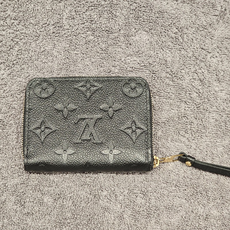 Louis Vuitton M60574 牛皮壓紋ㄇ字拉鍊信用卡零錢包.黑-6