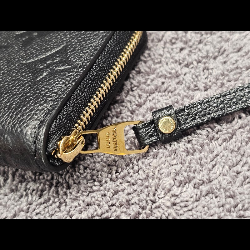 Louis Vuitton M60574 牛皮壓紋ㄇ字拉鍊信用卡零錢包.黑-23