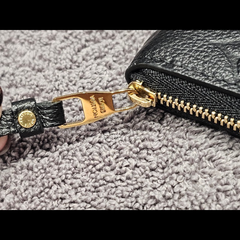 Louis Vuitton M60574 牛皮壓紋ㄇ字拉鍊信用卡零錢包.黑-24