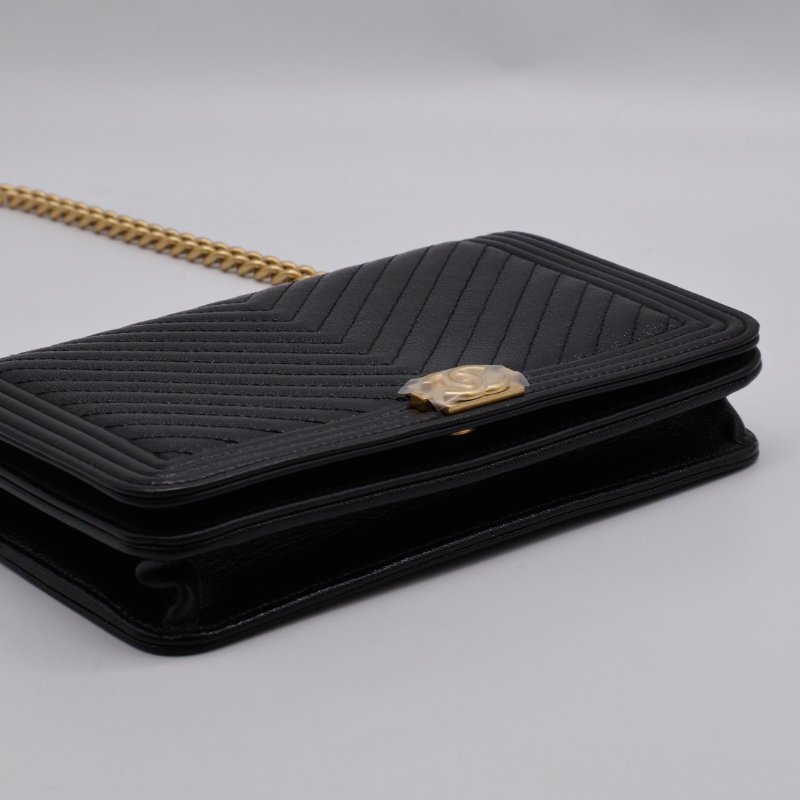 CHANEL Boy V紋牛皮WOC - 黑金-7