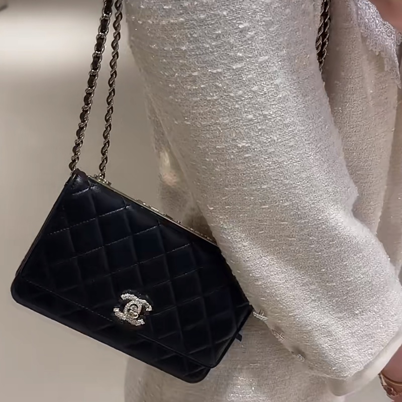 Chanel trendy cc限定浮雕口蓋包woc黑色淡金釦大全配-5