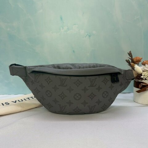 LV Discovery牛皮壓紋胸包