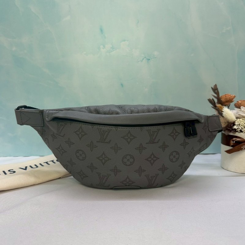 LV Discovery牛皮壓紋胸包-0