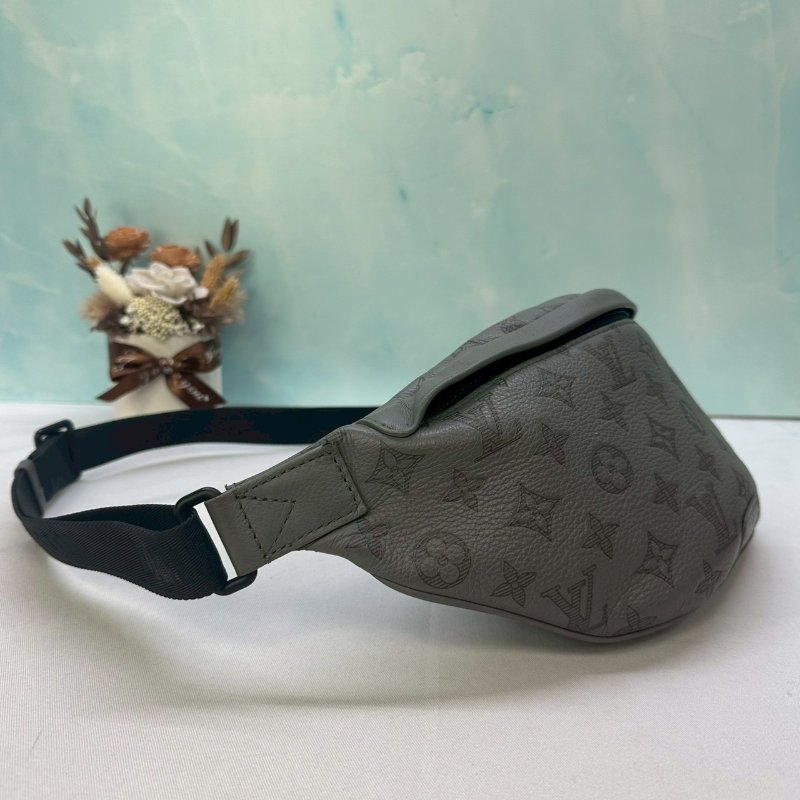 LV Discovery牛皮壓紋胸包-2