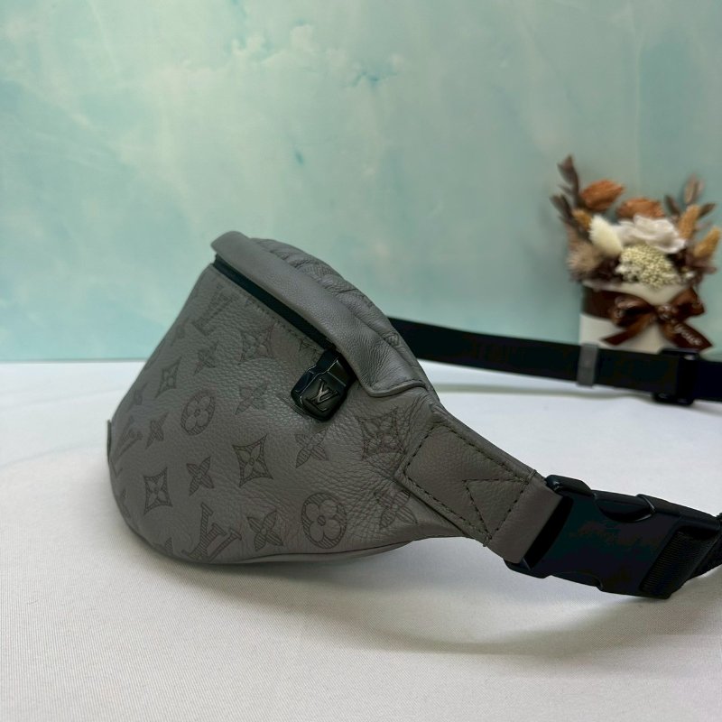 LV Discovery牛皮壓紋胸包-3