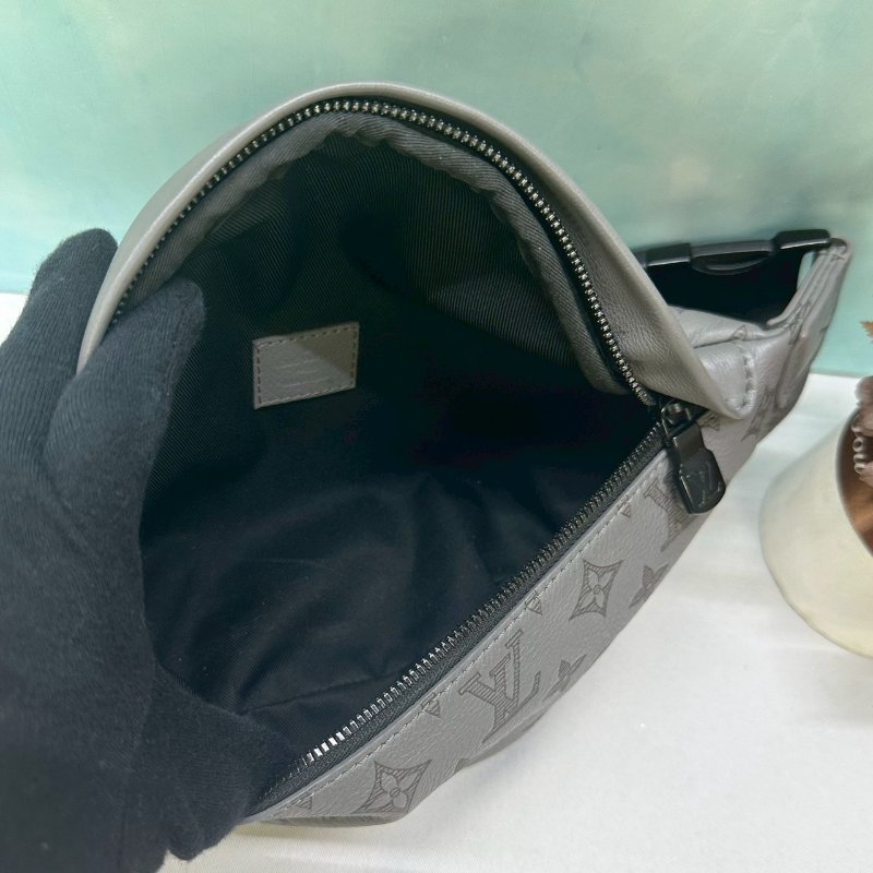 LV Discovery牛皮壓紋胸包-4