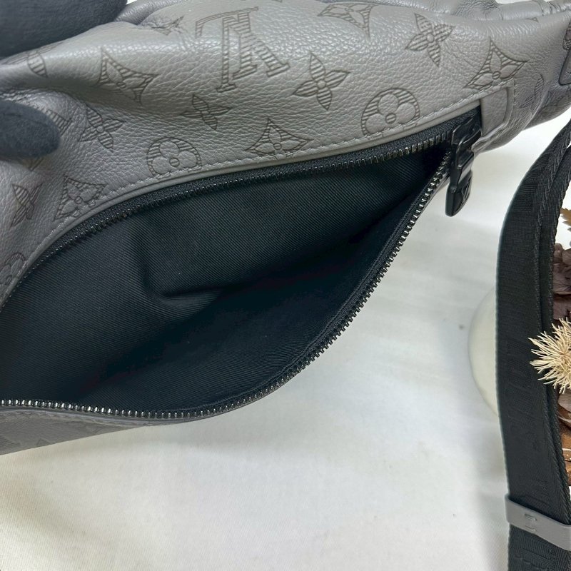 LV Discovery牛皮壓紋胸包-5