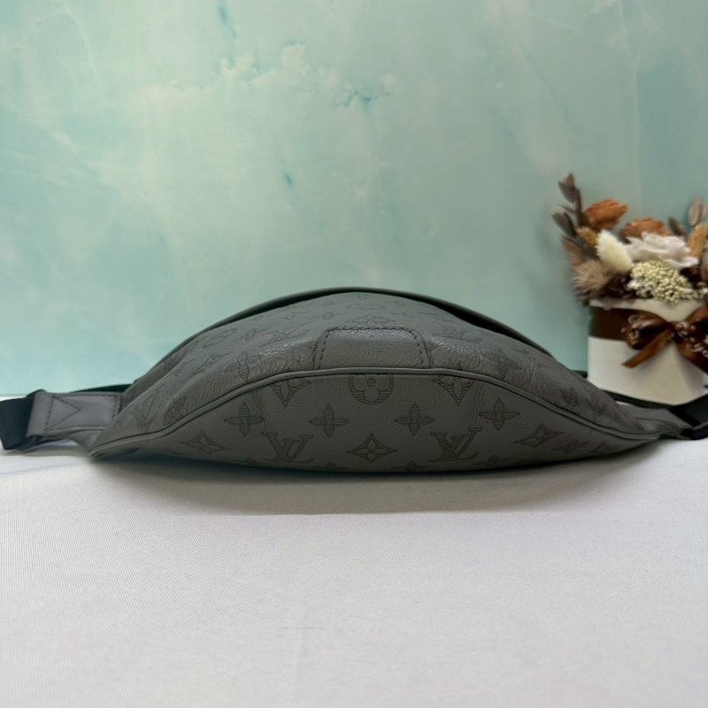 LV Discovery牛皮壓紋胸包-6