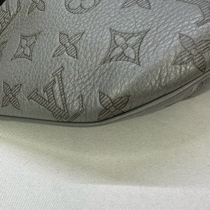LV Discovery牛皮壓紋胸包-7
