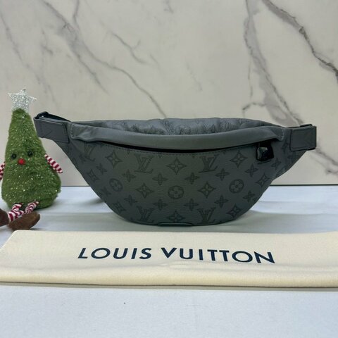 LV Discovery牛皮壓紋胸包