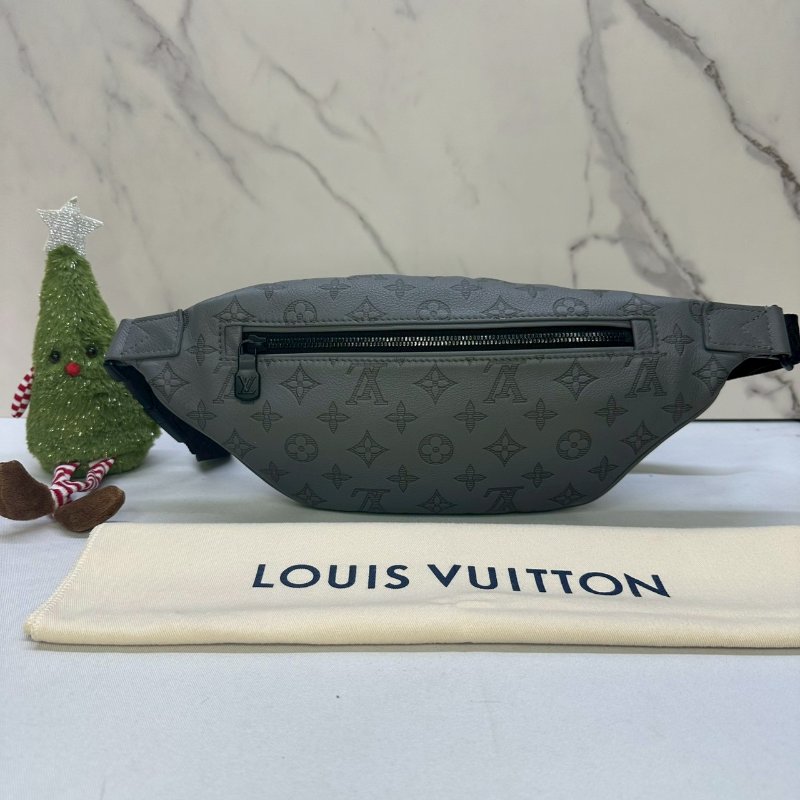 LV Discovery牛皮壓紋胸包-1