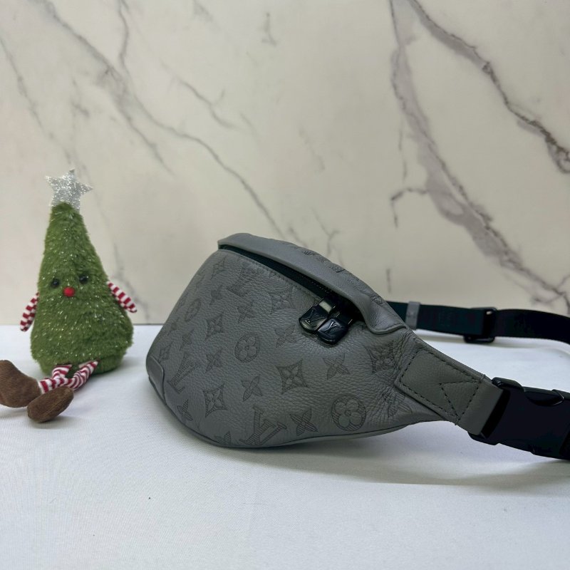 LV Discovery牛皮壓紋胸包-2