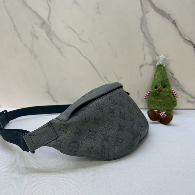 LV Discovery牛皮壓紋胸包-3