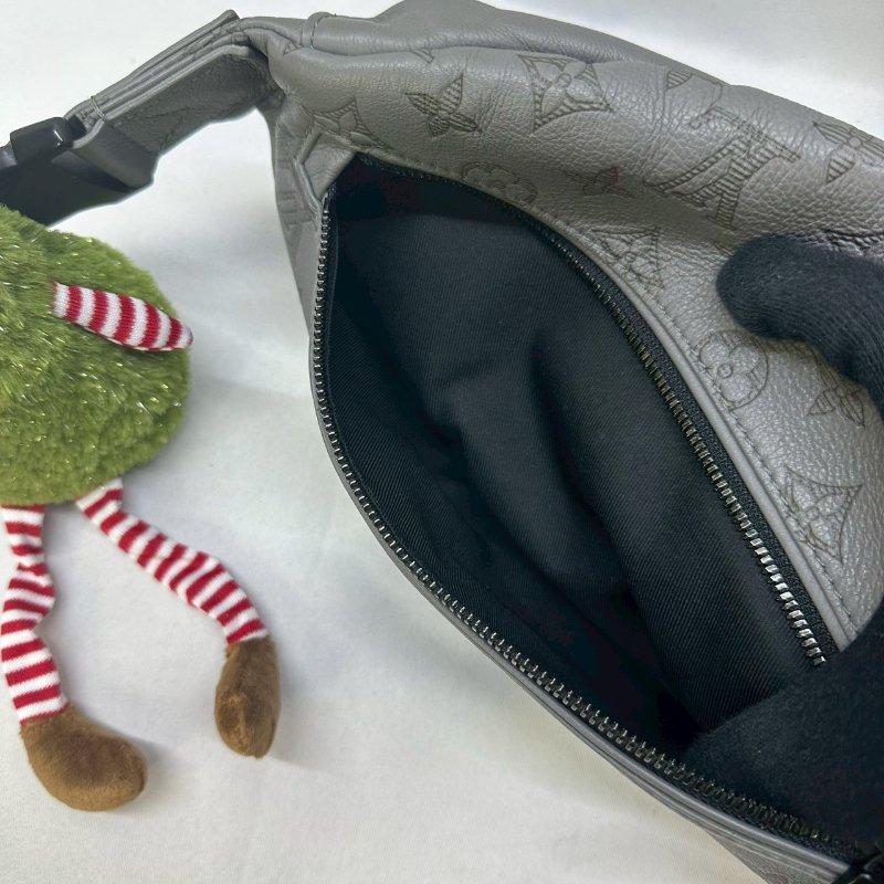 LV Discovery牛皮壓紋胸包-5