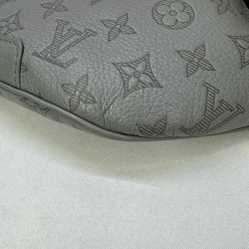 LV Discovery牛皮壓紋胸包-7