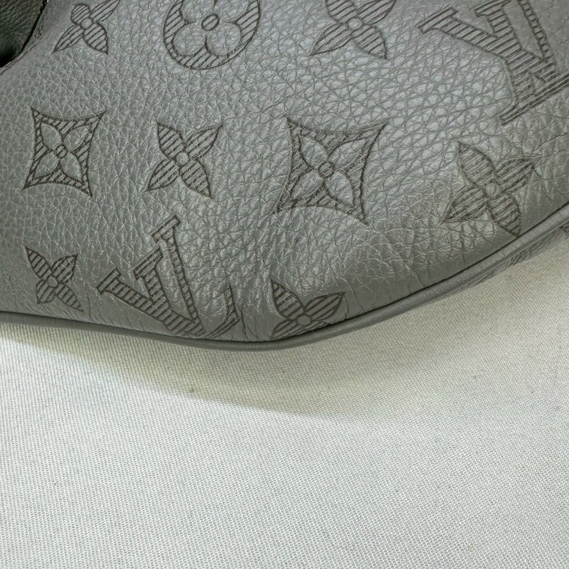 LV Discovery牛皮壓紋胸包-8