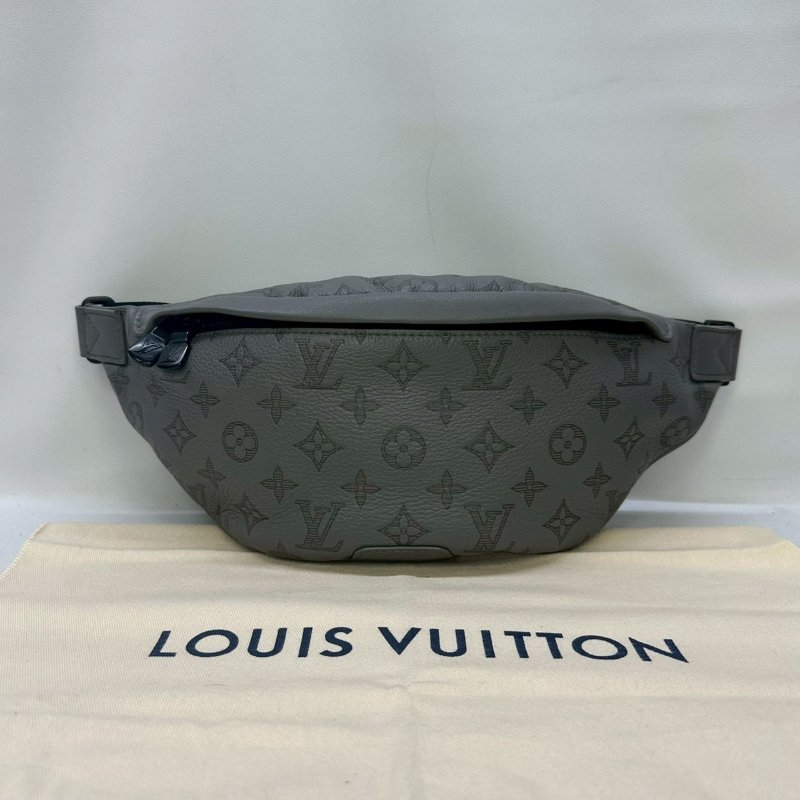 LV Discovery牛皮壓紋胸包-0