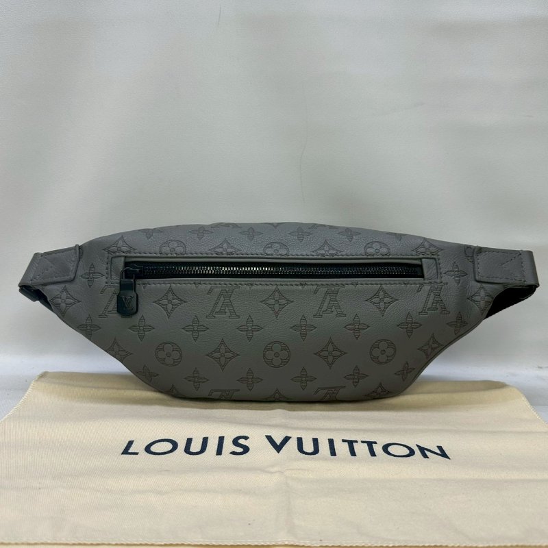 LV Discovery牛皮壓紋胸包-1