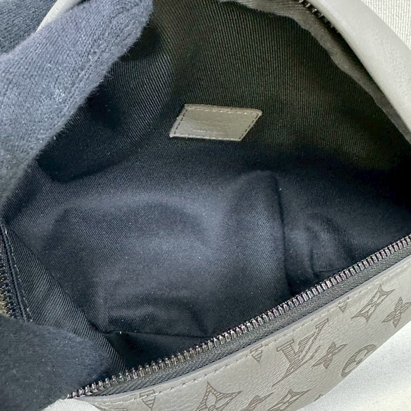 LV Discovery牛皮壓紋胸包-4