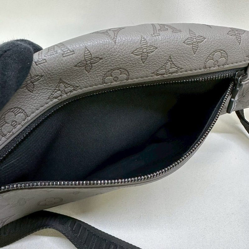 LV Discovery牛皮壓紋胸包-5