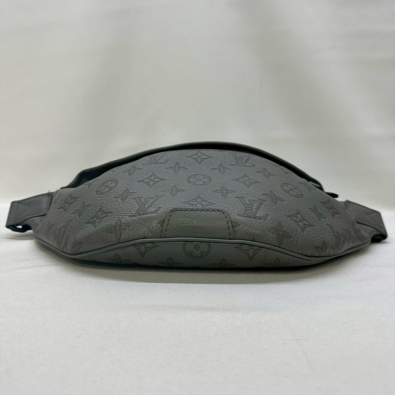 LV Discovery牛皮壓紋胸包-8